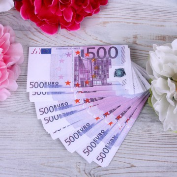 Пачки денег на свадьбу - 500 евро
