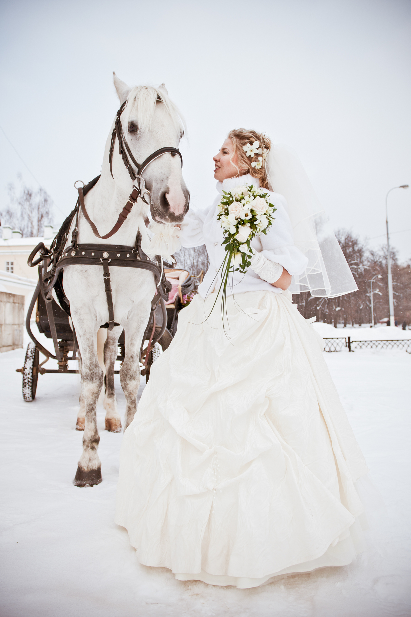 Свадебная фотосессия зимой - невеста с лощадью