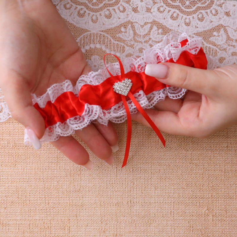 Подвязка невесты с красной атласной лентой "Heart"