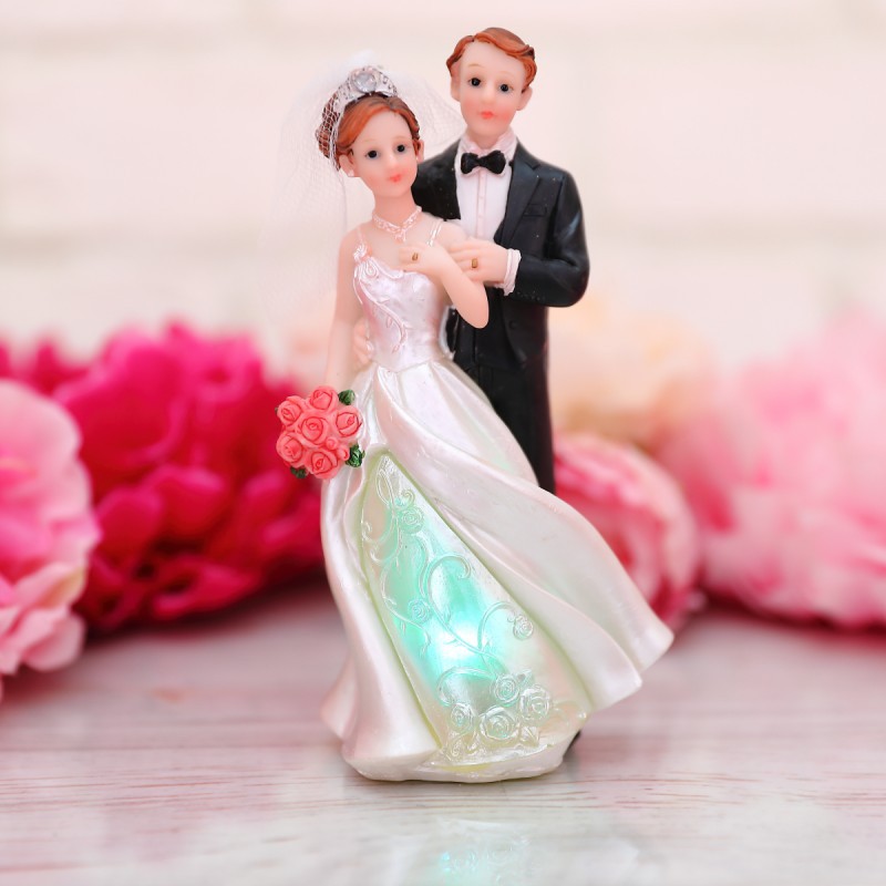 Невеста с пышным букетом и подсветкой платья