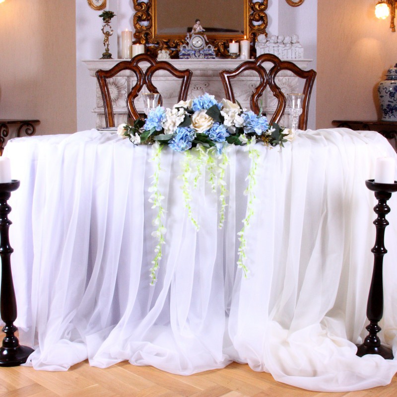 Композиция на стол жениха и невесты "Роза и голубая гортензия"