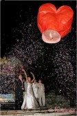 Красивая традиция запуска небесных фонариков, добавит ярких эмоций к вашей свадьбе.