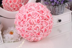 Огромный шар из розовых розочек