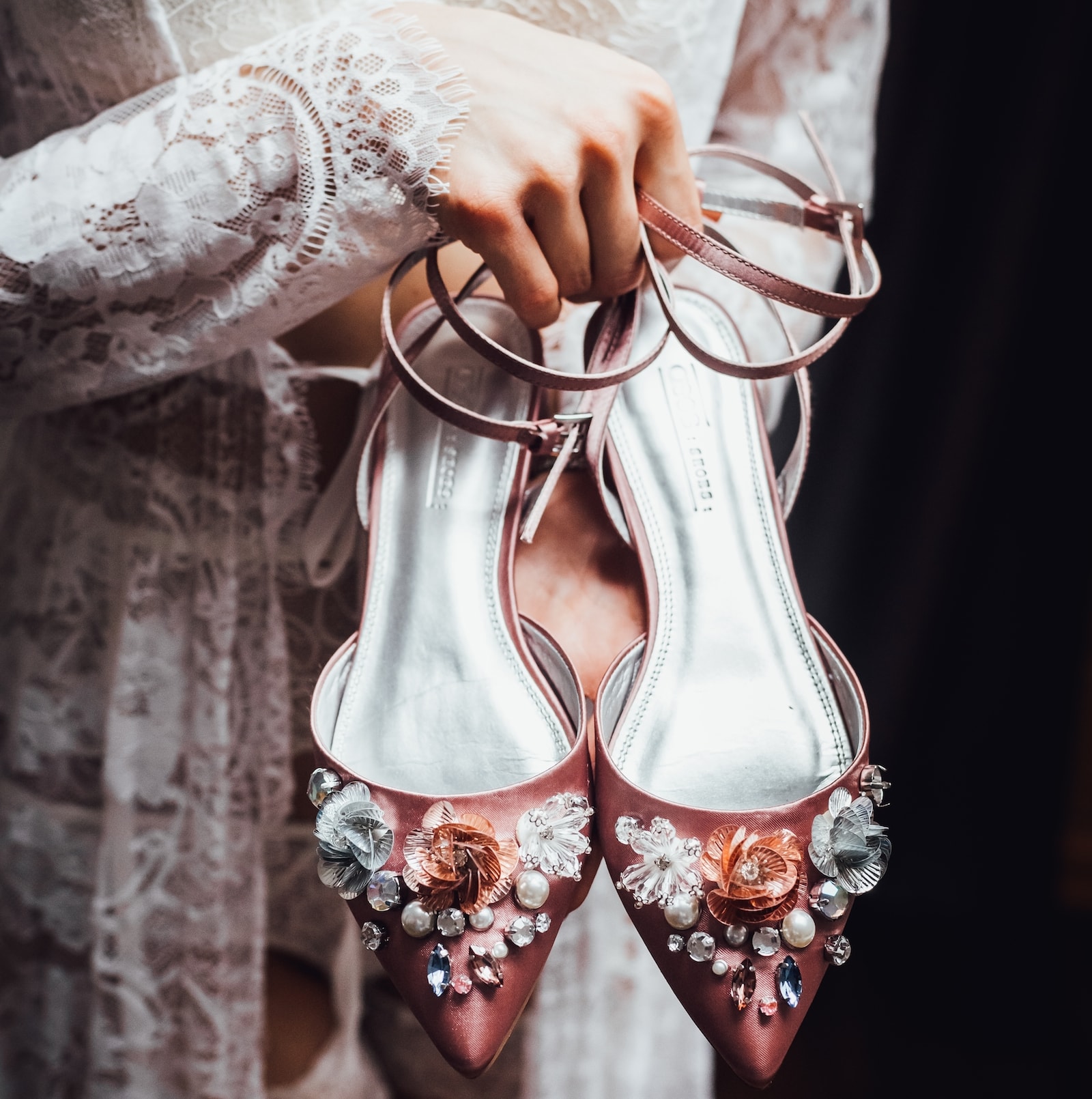 Свадебные туфли с камнями и стразами