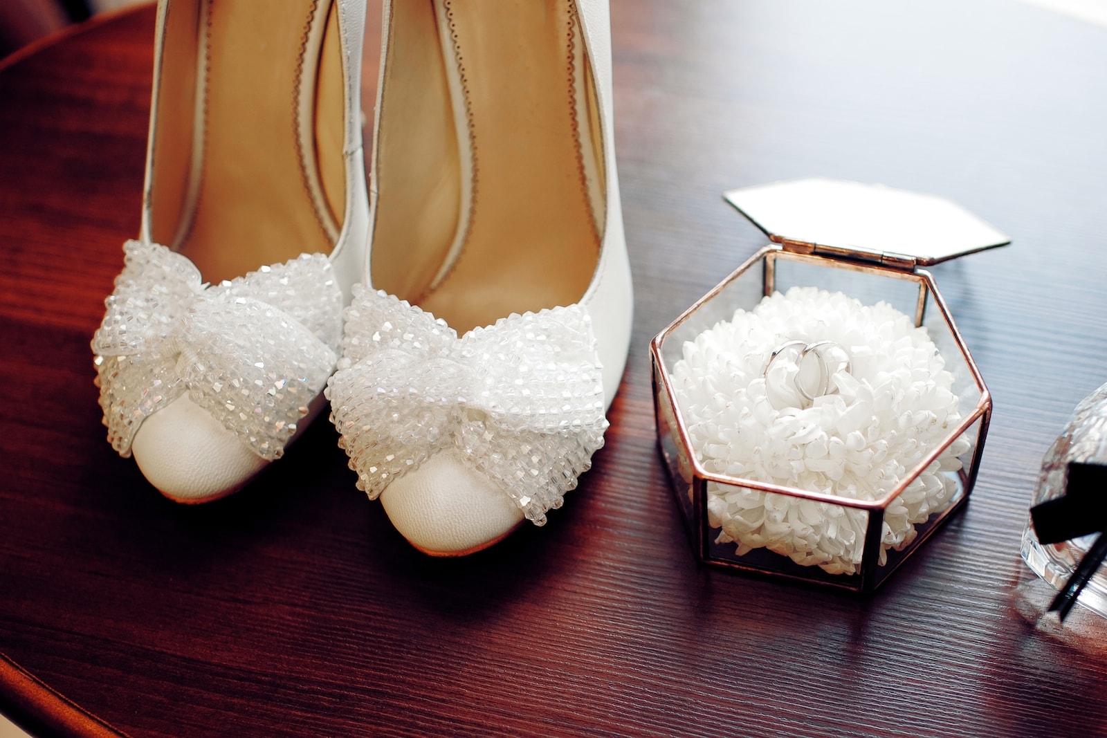 Туфли невесты с бантами и бисером