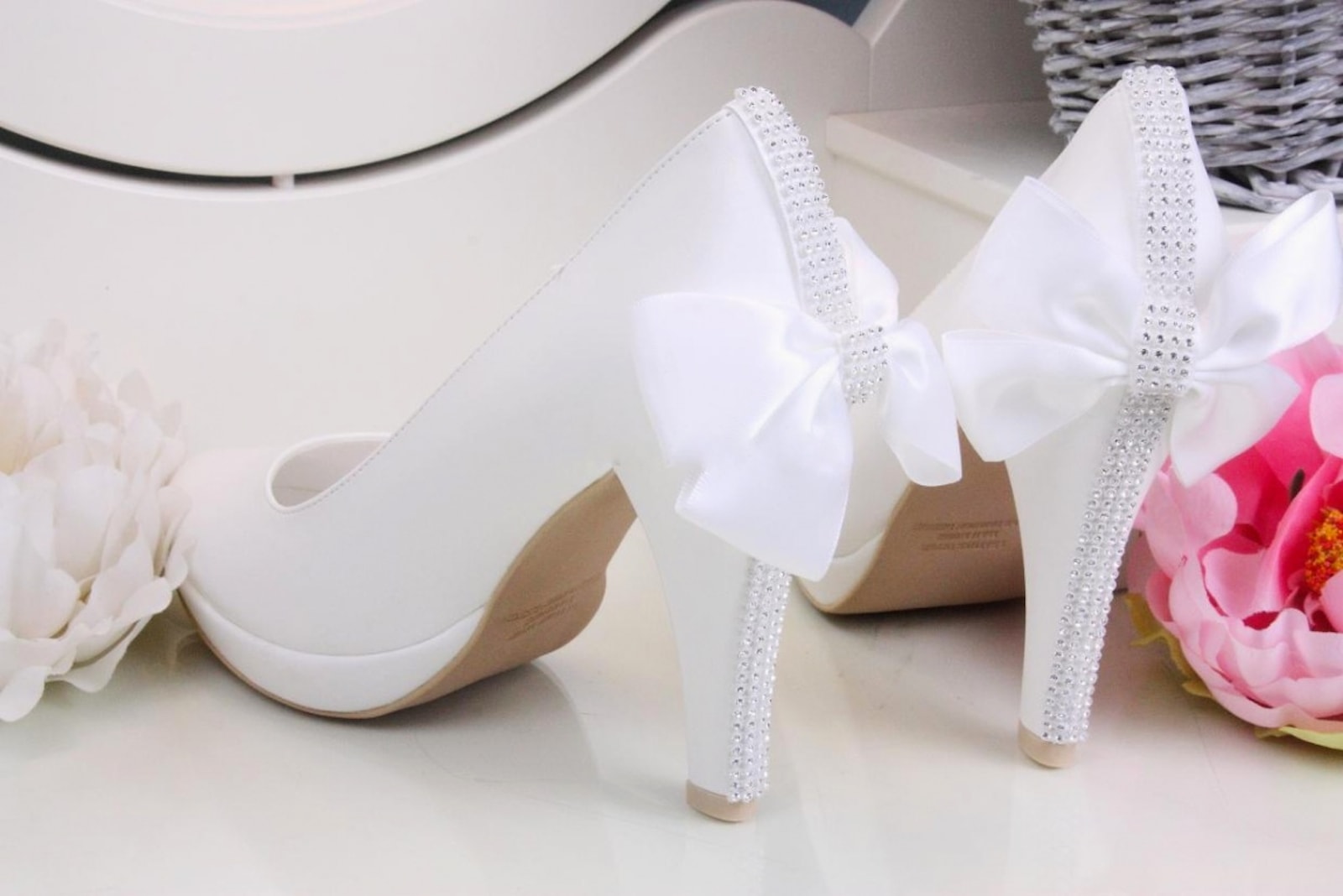 Белые свадебные туфли украшенные бантом и стразами