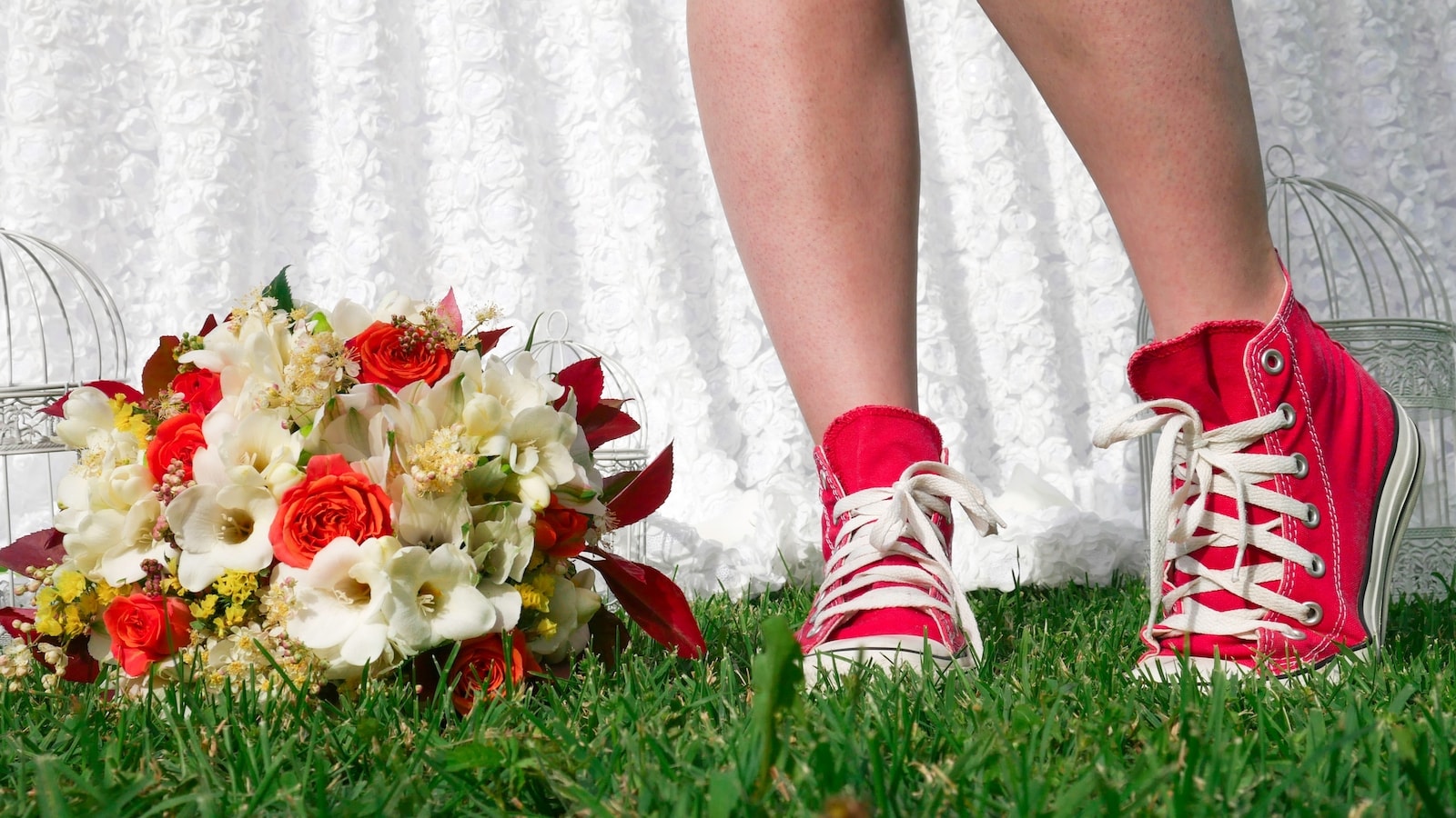 Красные свадебные кроссовки для невесты