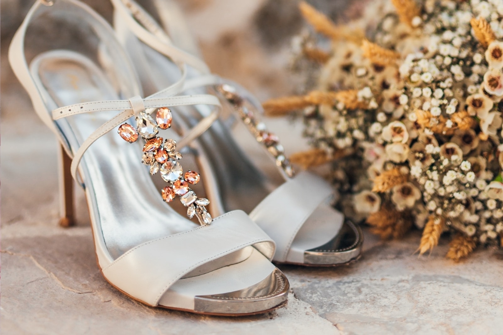 Свадебные туфли с украшением камушками
