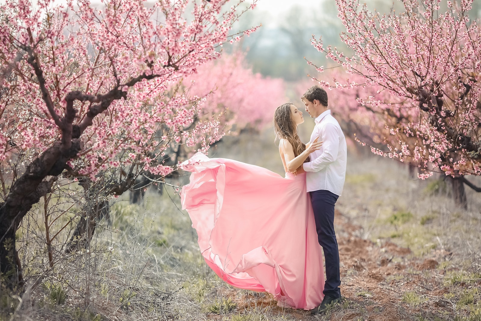 Свадьба в весеннем стиле, розовое платье невесты
