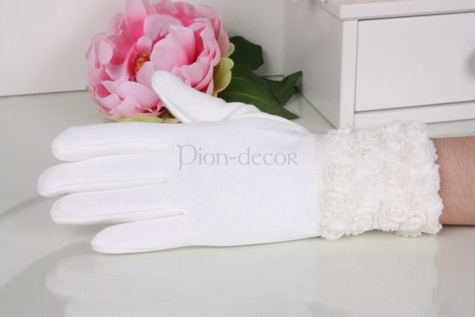 Белые свадебные перчатки 