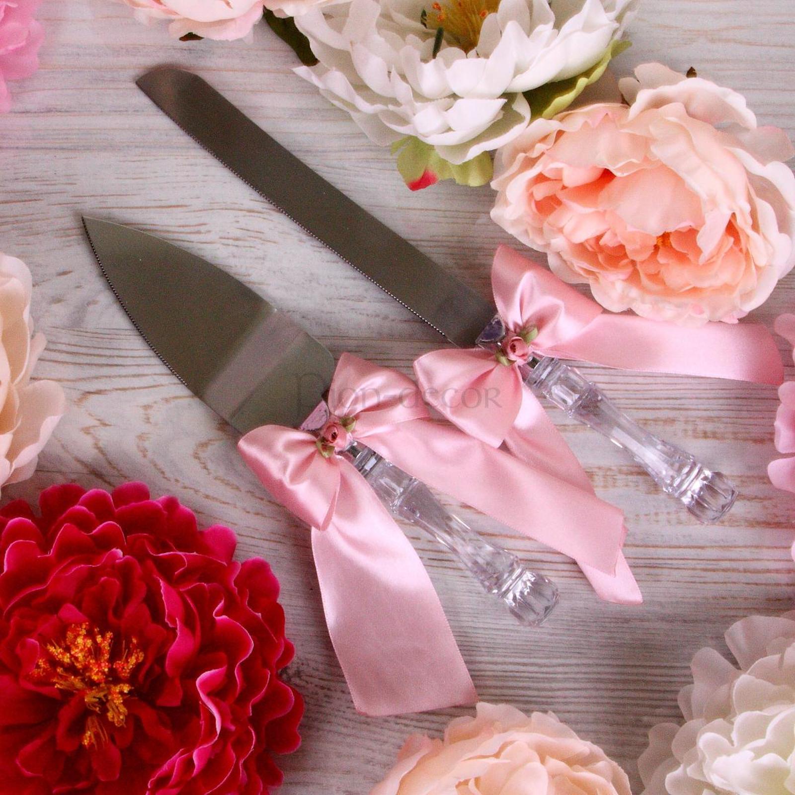Нож и лопатка для свадебного торта с розовой атласной лентой