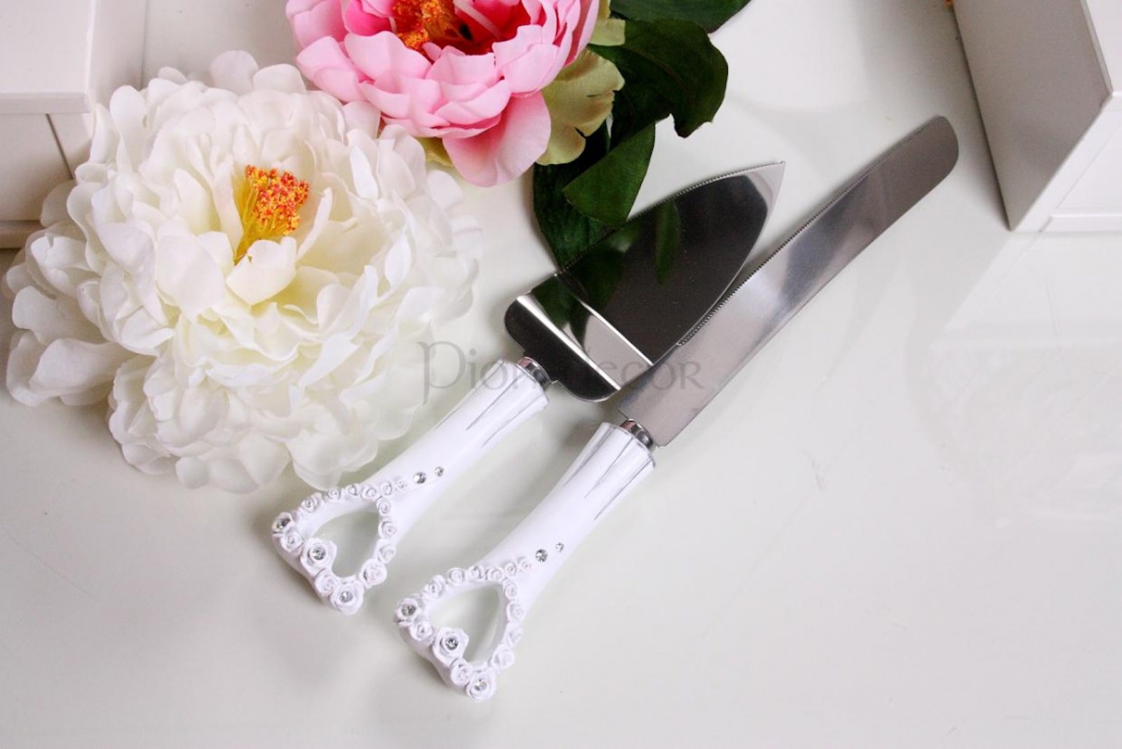 Нож и лопатка для свадебного торта с украшениями