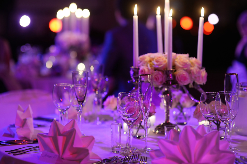 Оформление свадебного стола свечами