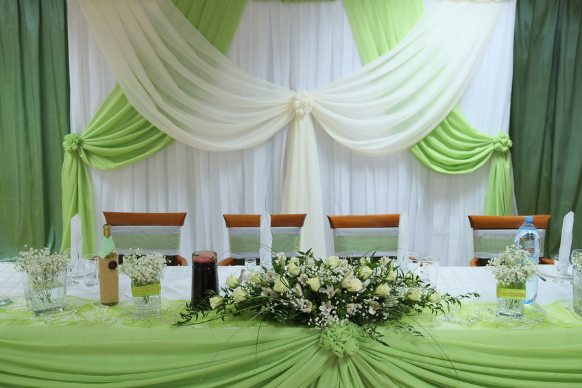 Как украсить стол молодоженов на свадьбу своими руками