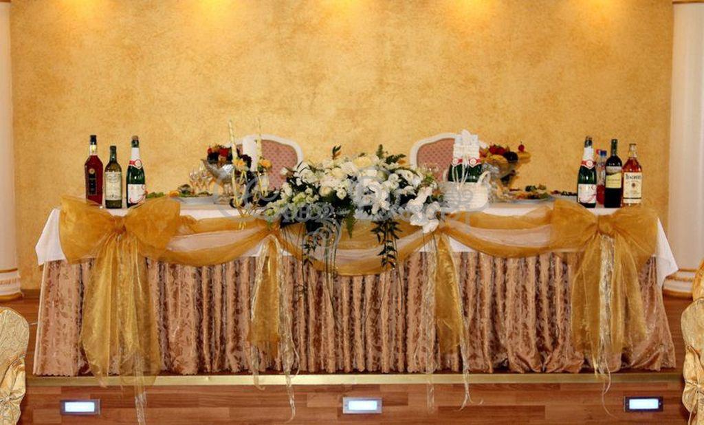 Украшение стола жениха и невесты с бантами из органзы или атласа