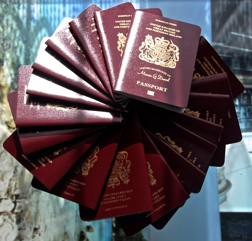 Очень забавная идея - свадебные приглашение в форме паспорта