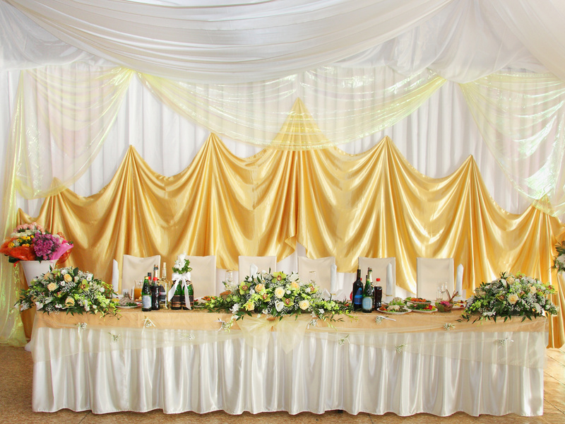 Пример классического свадебного оформления стола жениха и невесты