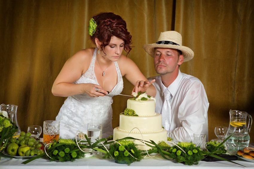 Минималистичное украшение стола жениха и невесты в зеленых тонах