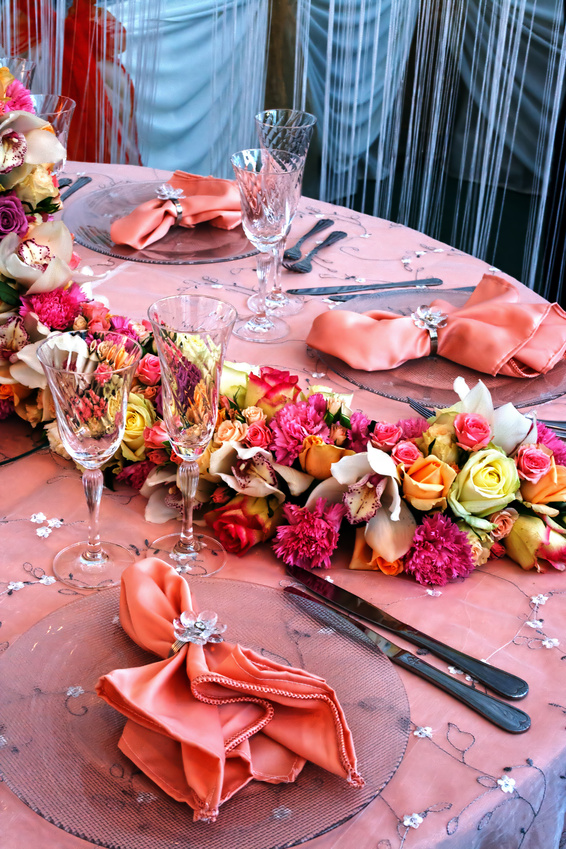 Оформление свадебного стола жениха и невесты цветами