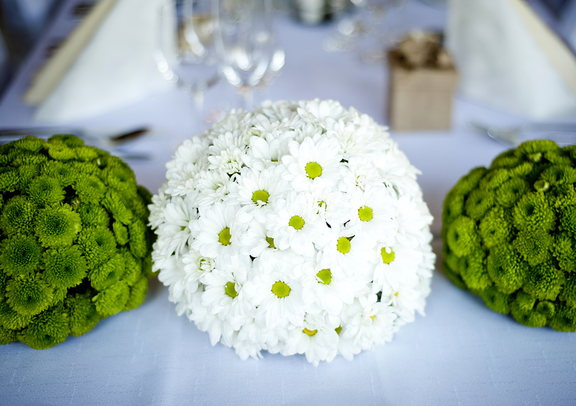 Оформление свадебных столов жениха и невесты цветочным композициями