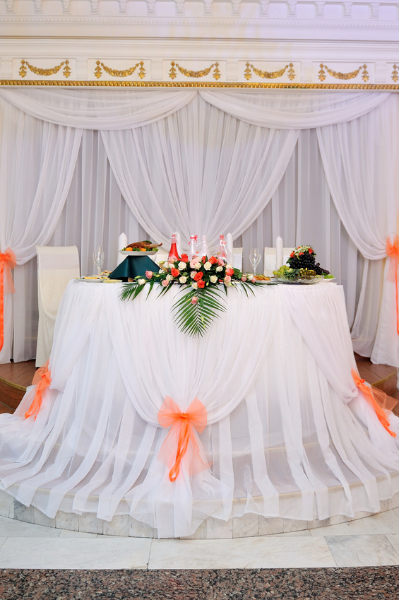 Декорирование тканью свадебного стола жениха и невесты