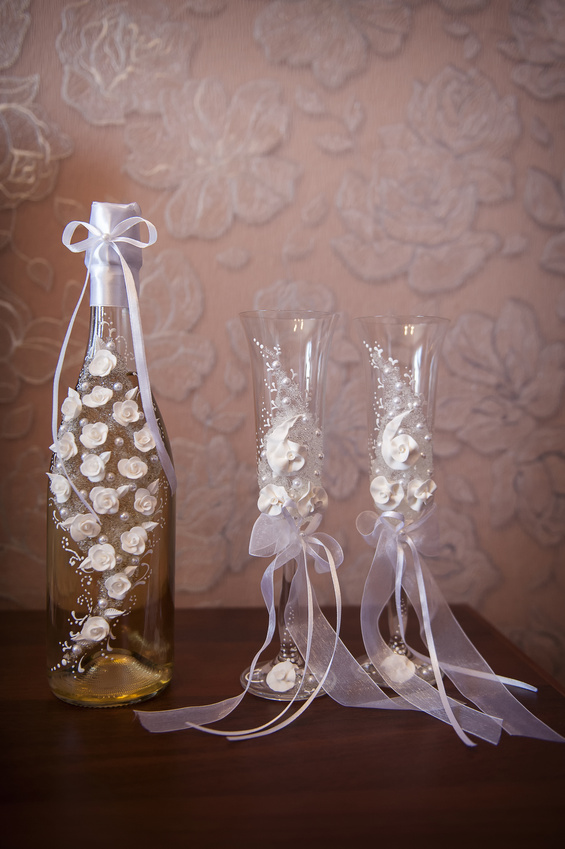 Украшение свадебных бутылок розочками из полимерной глины