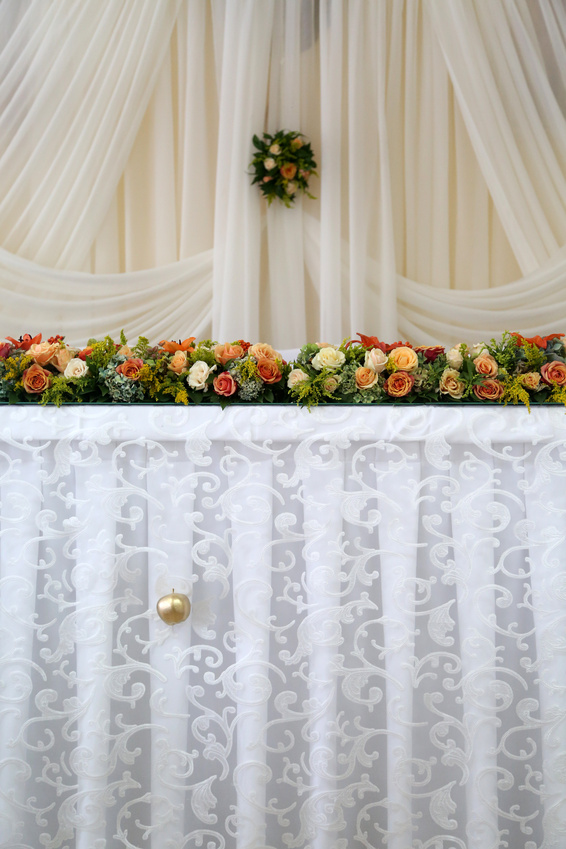 Украшение свадебных столов жениха и невесты цветами