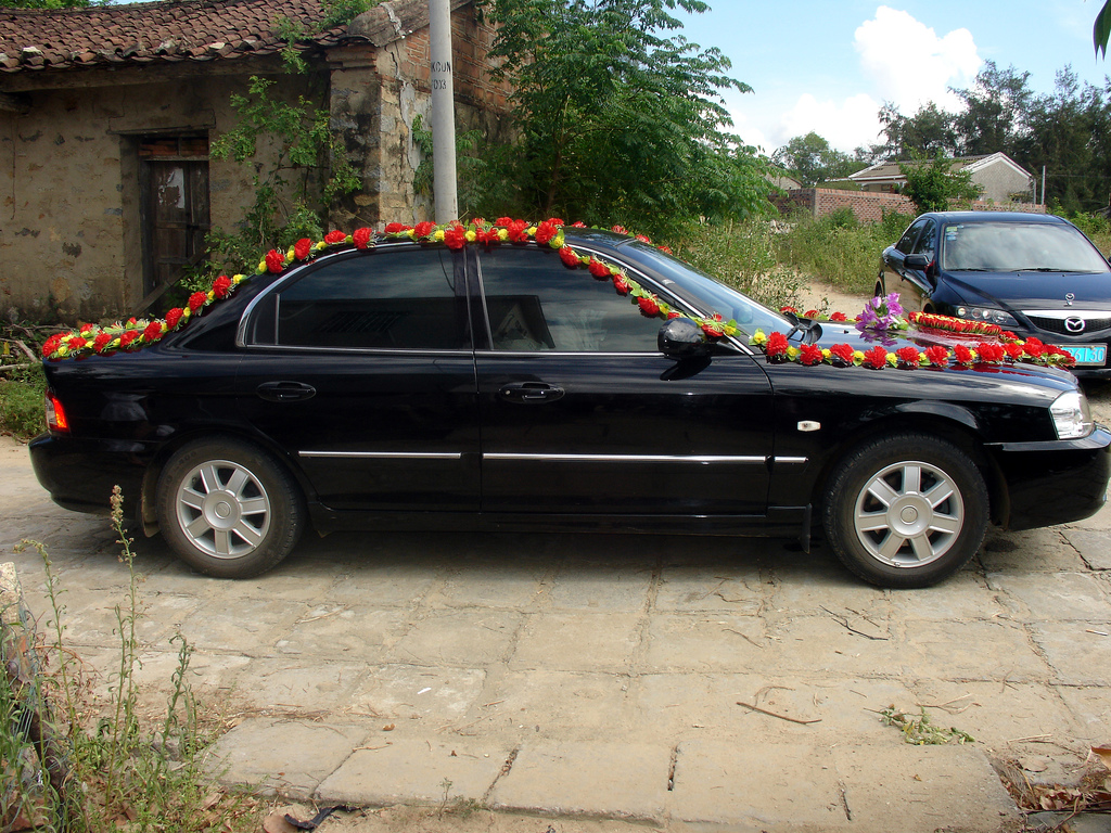 Украшение машины на свадьбу гирляндами из цветов