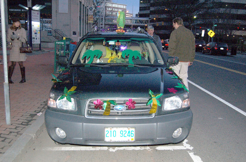 Украшение свадебного авто в гавайском стиле