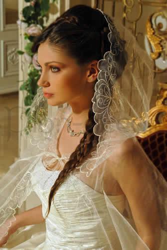 Модный свадебный аксессуар — фата-капюшон, украшенная вышивкой