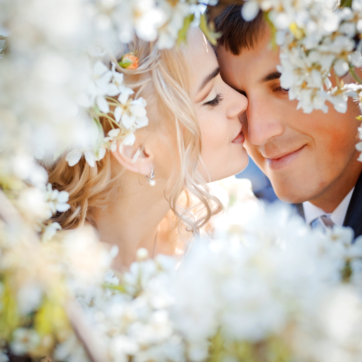 Свадьба весной -  фото в цветущем саду