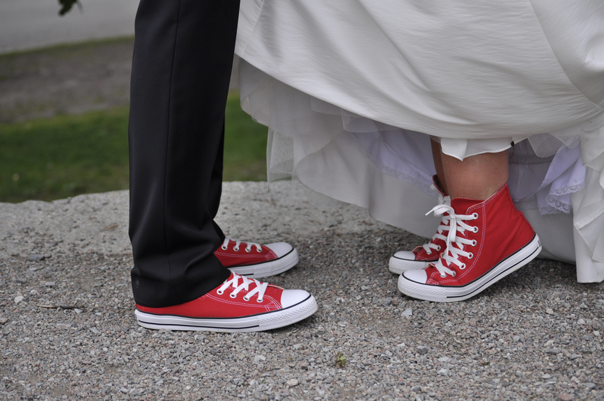 Жених и невеста в стильных красных кедах