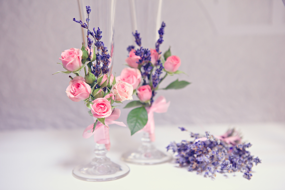 Красивые бокалы для молодоженов, украшенные живыми розами