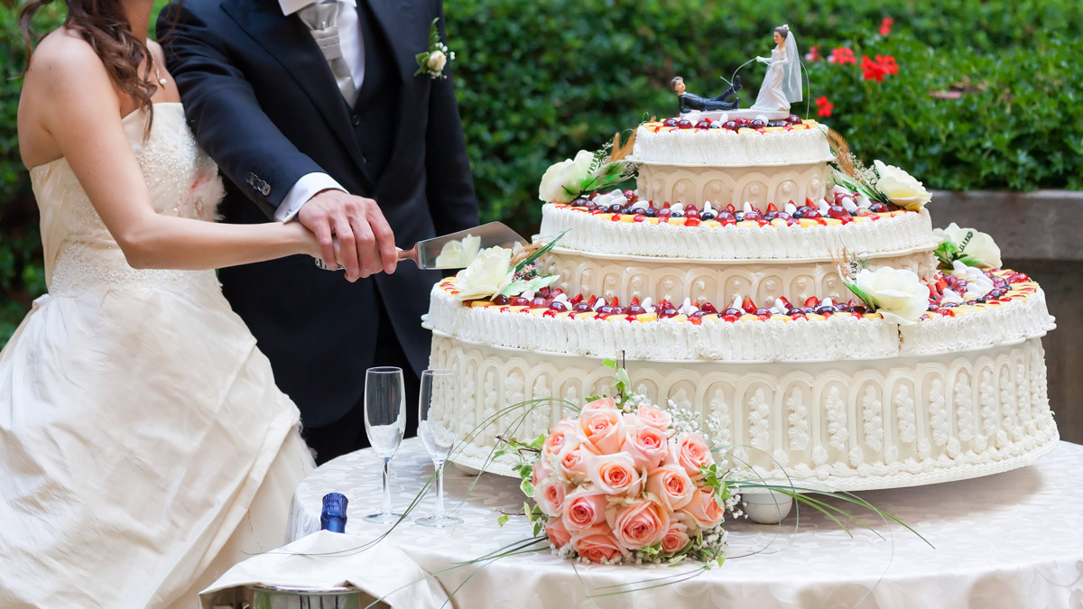 Оформление свадебного торта цветами и ягодами