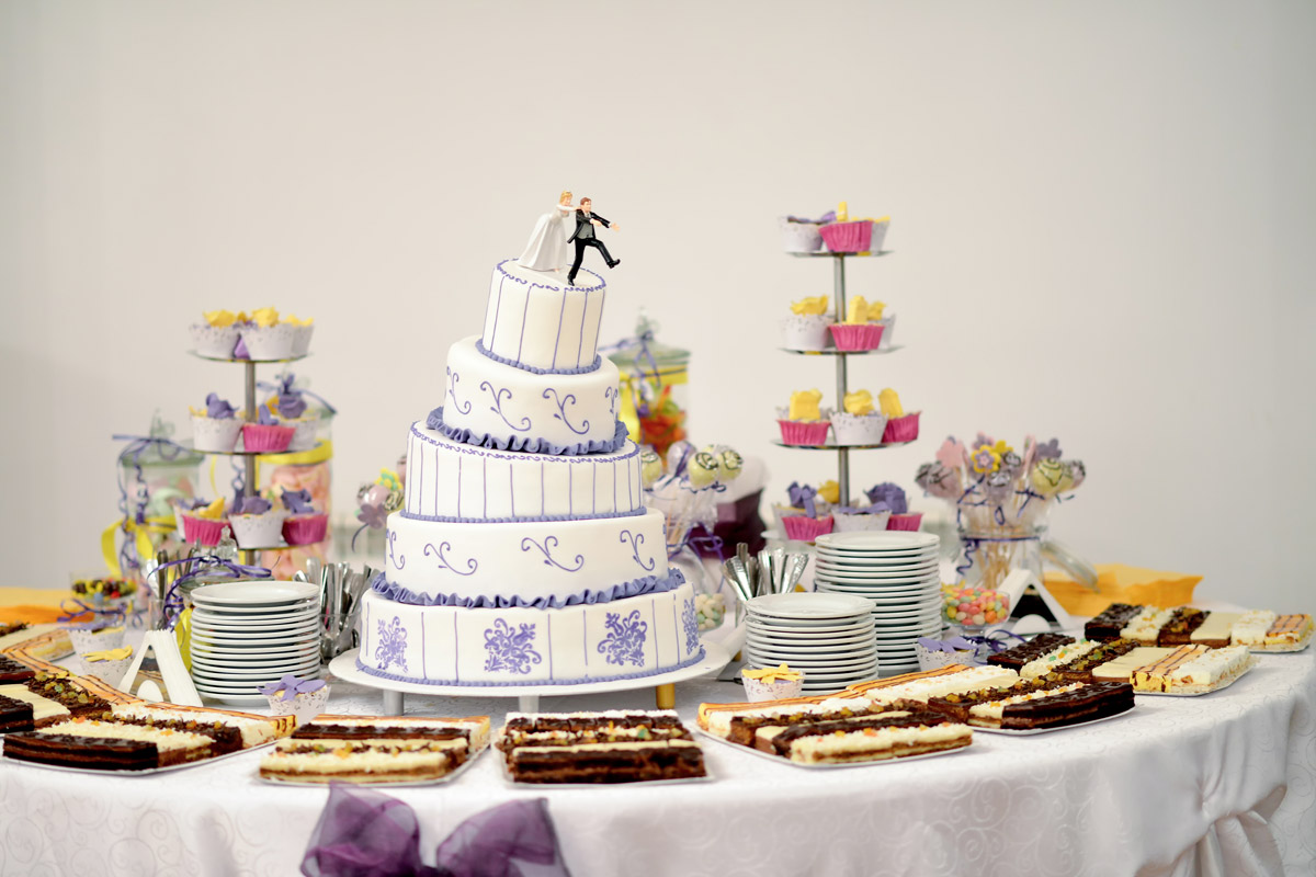 Идеи свадебных тортов - фигурки жениха и невесты