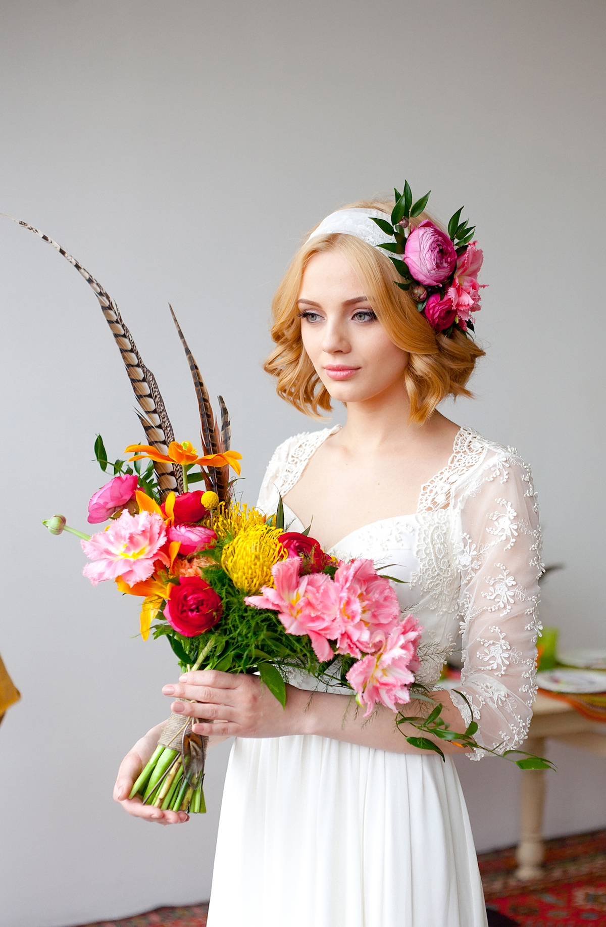 Стильная свадебная прическа 2016 с украшением живыми цветами