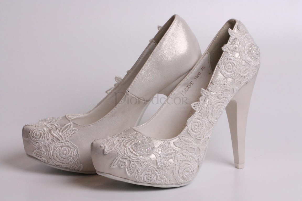 Кожаные свадебные туфли с кружевной аппликацией для осенней свадьбы