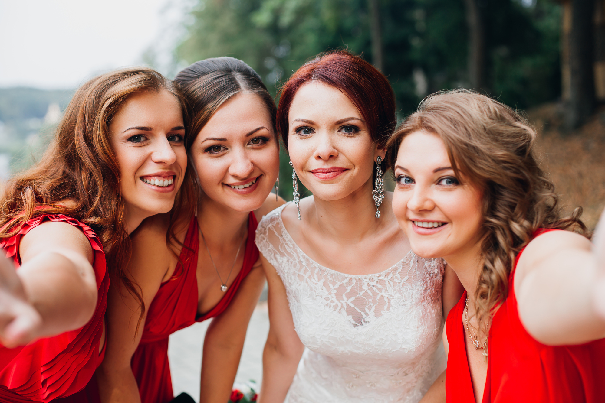 Подружки невесты в платьях одного цвета