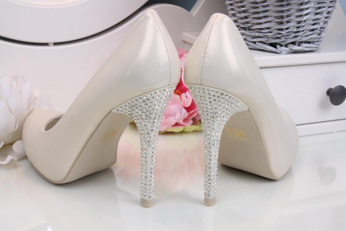 Тенденции в свадебной обуви 2017 года – украшения на каблуке