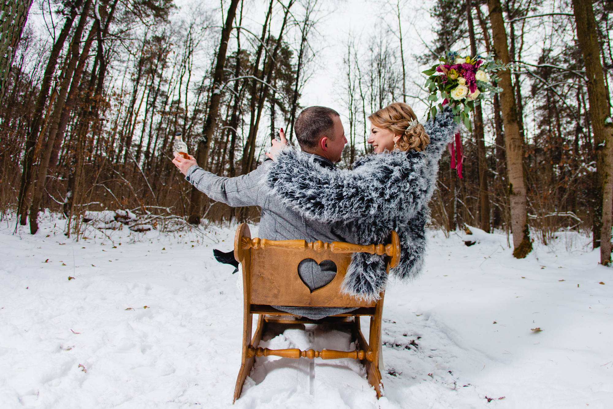 Молодожены в зимней свадебной фотосессии в русском стиле