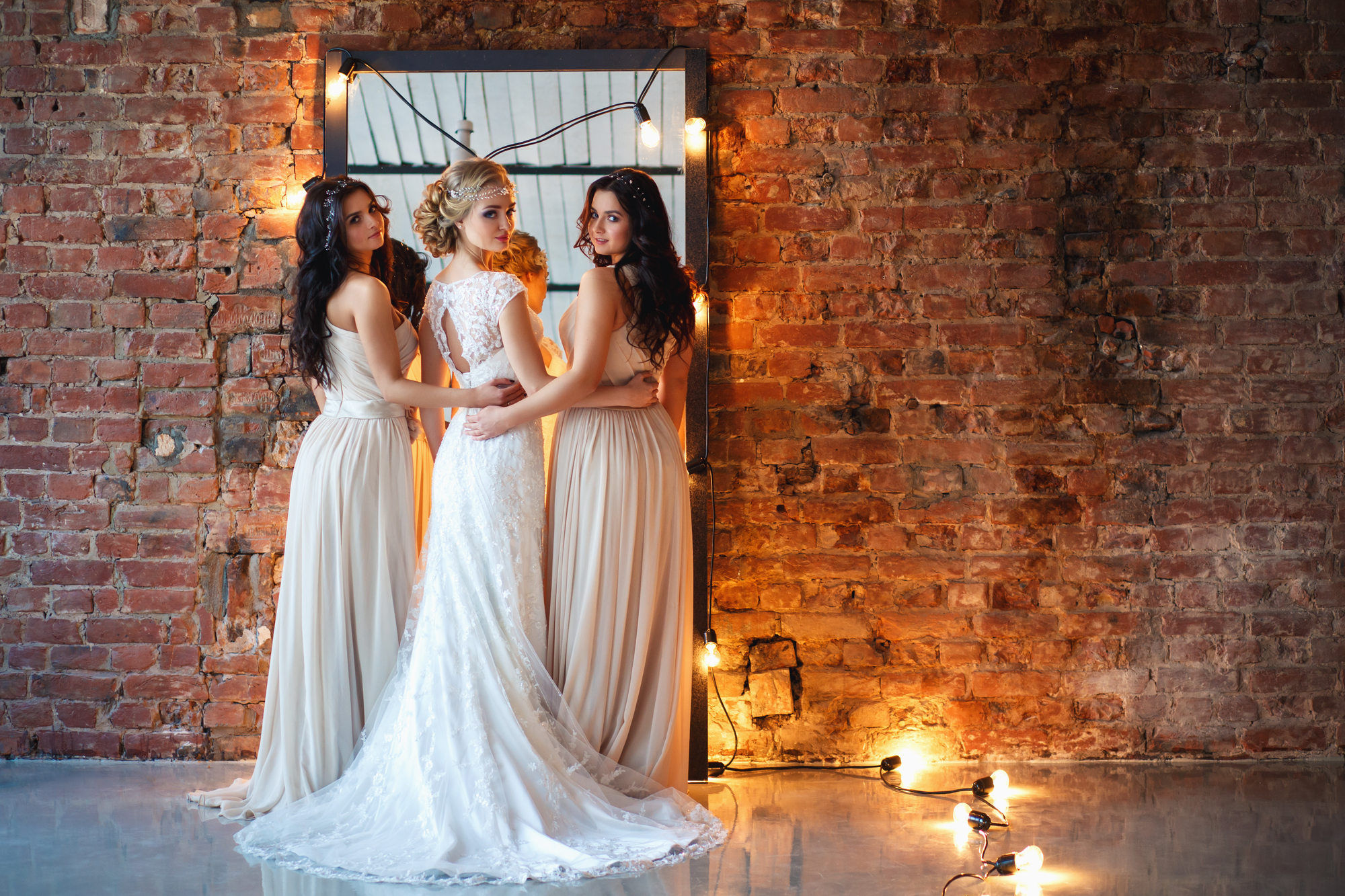 Фото невесты сподружками на свадьбе в стиле лофт