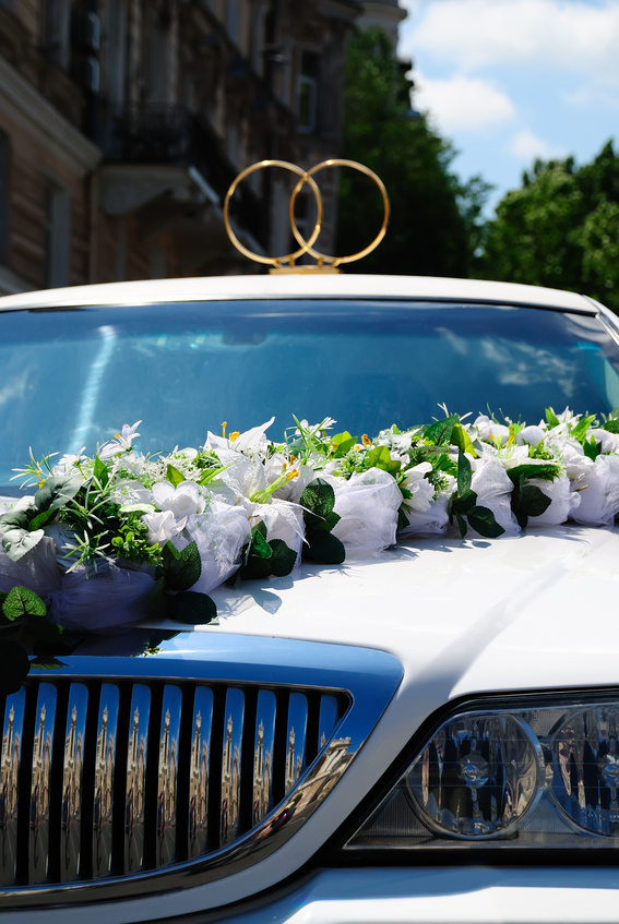 Украшение свадебной машины живыми цветами