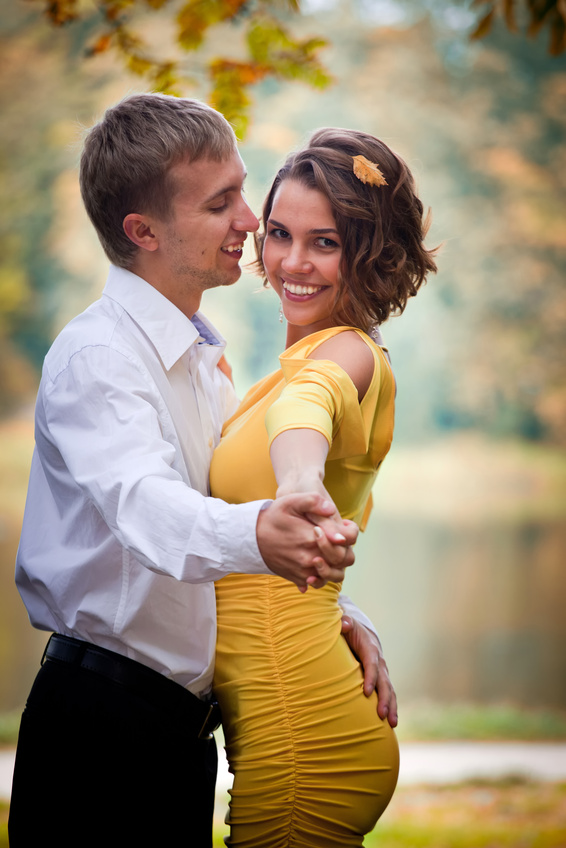 Невеста в свадебном платье ярко-желтого цвета