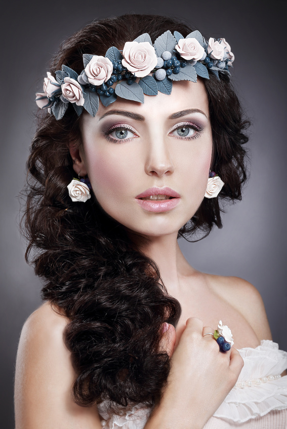 Свадебные аксессуары для волос невесты -  ободок и серьги из цветов