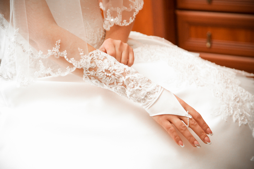 Как возникла традиция носить свадебные перчатки невесты?