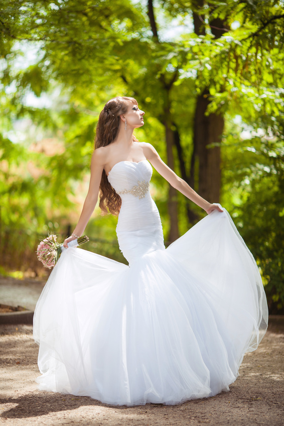 Украшение свадебного платья бижутерией