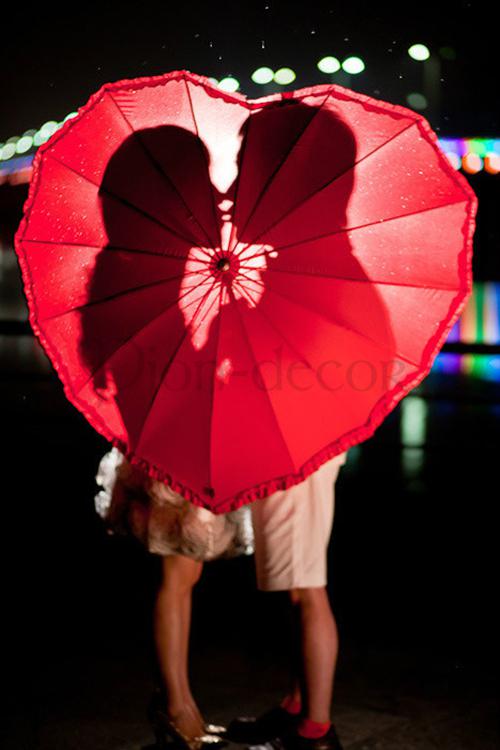 Атрибуты для свадебной фотосессии - красный зонтик