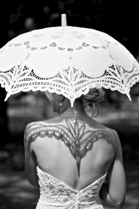 Атрибуты для свадебной фотосессии - белый кружевной зонтик